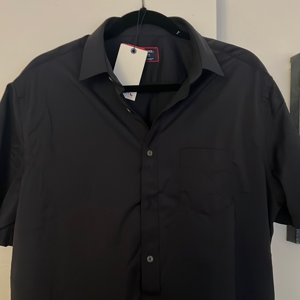 Men’s UNTUCKit button down short sleeved shirt